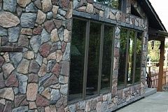 Натуральный камень – отличный вариант для отделки фасада загородного дома
